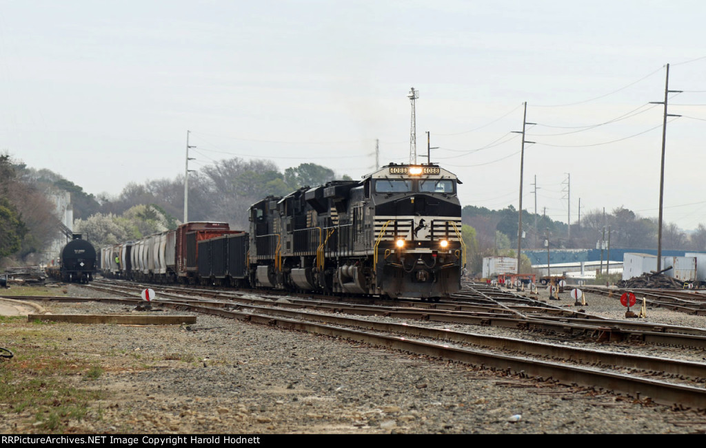 NS 4088 working Glenwood yard